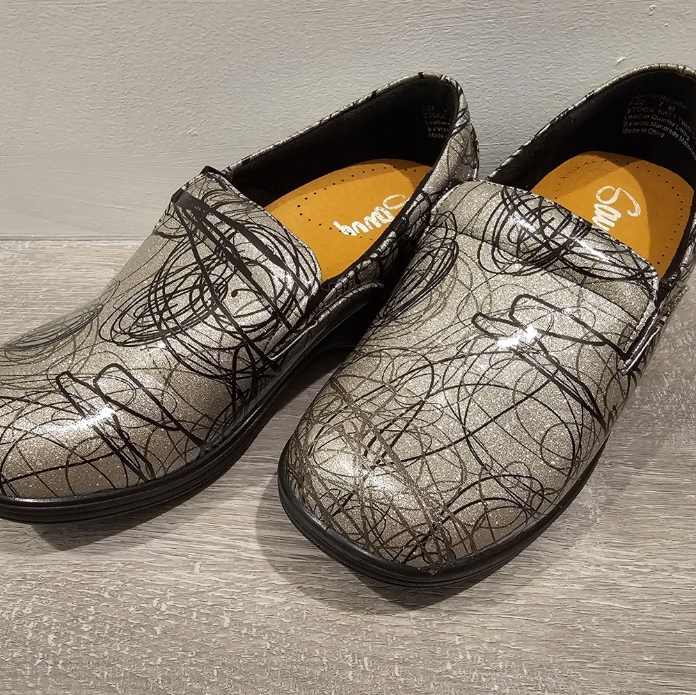 Savvy Nursing Cloggs Shoes Women's Color: Silver Scribble Size 7 New Without Box